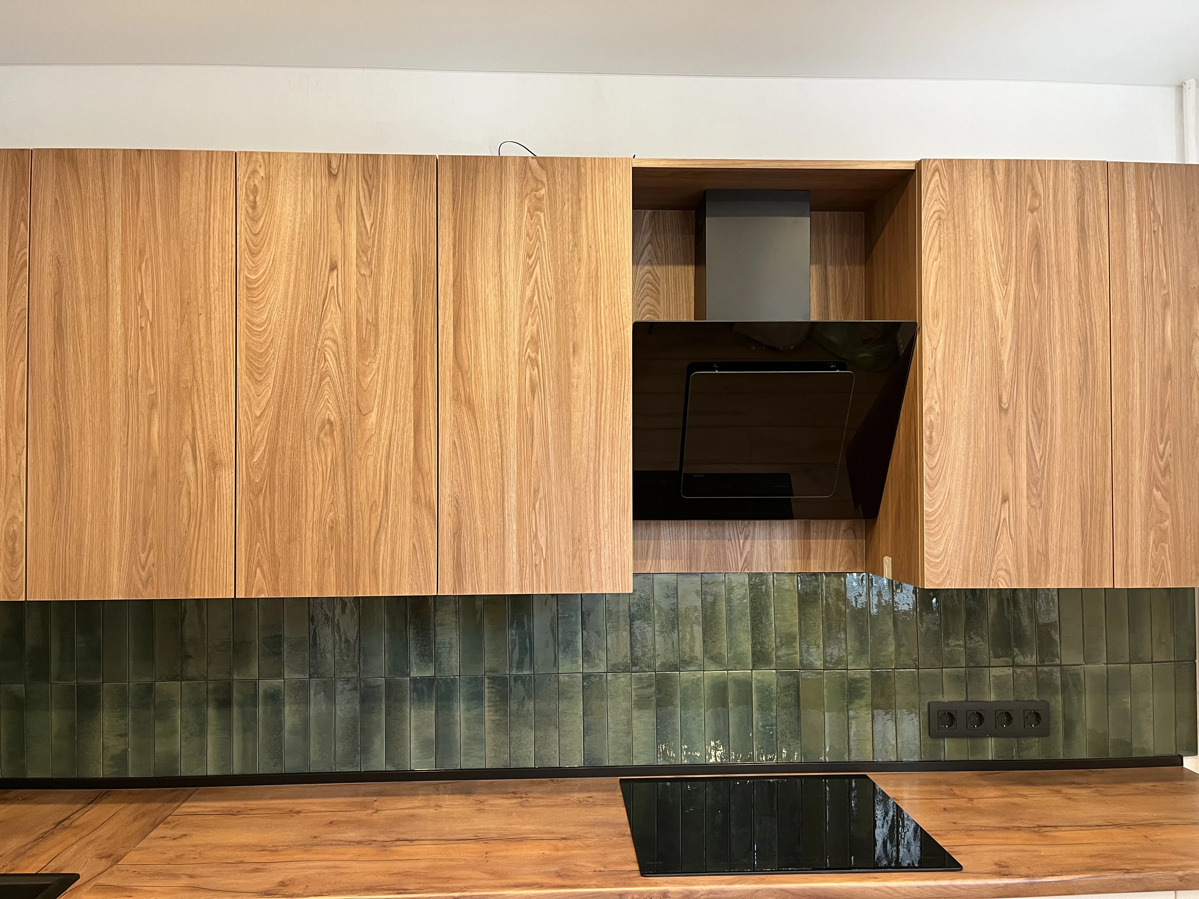 Кухня в стиле модерн с акцентом на натуральные материалы Кухня в стиле модерн с акцентом на натуральные материалы