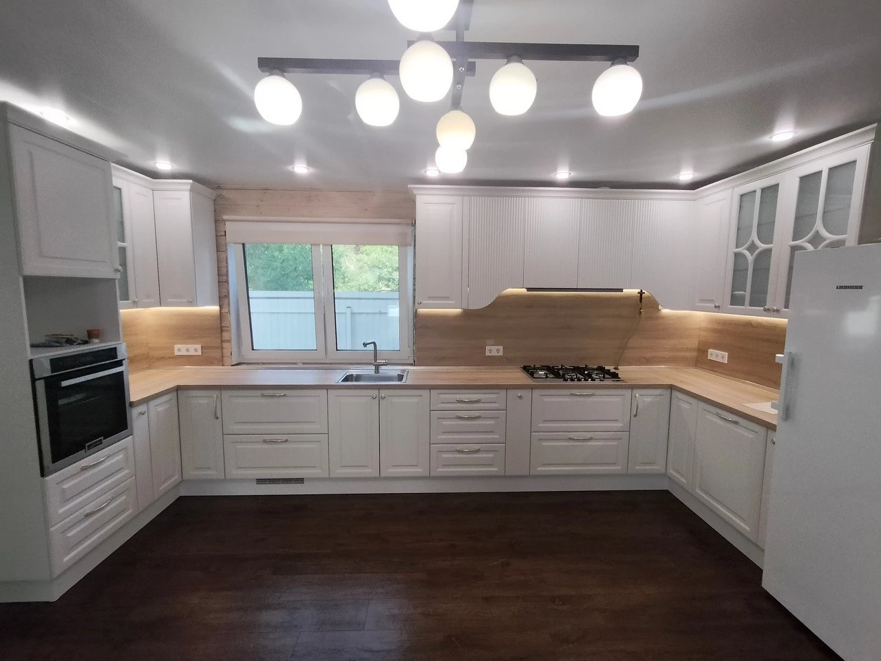 Кухня в стиле неоклассика с элементами модерна Кухня в стиле неоклассика с элементами модерна