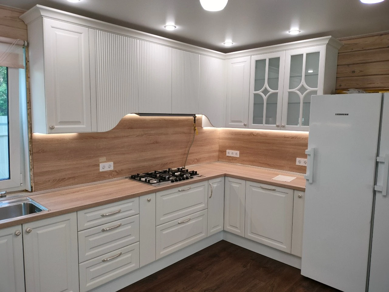 Кухня в стиле неоклассика с элементами модерна Кухня в стиле неоклассика с элементами модерна