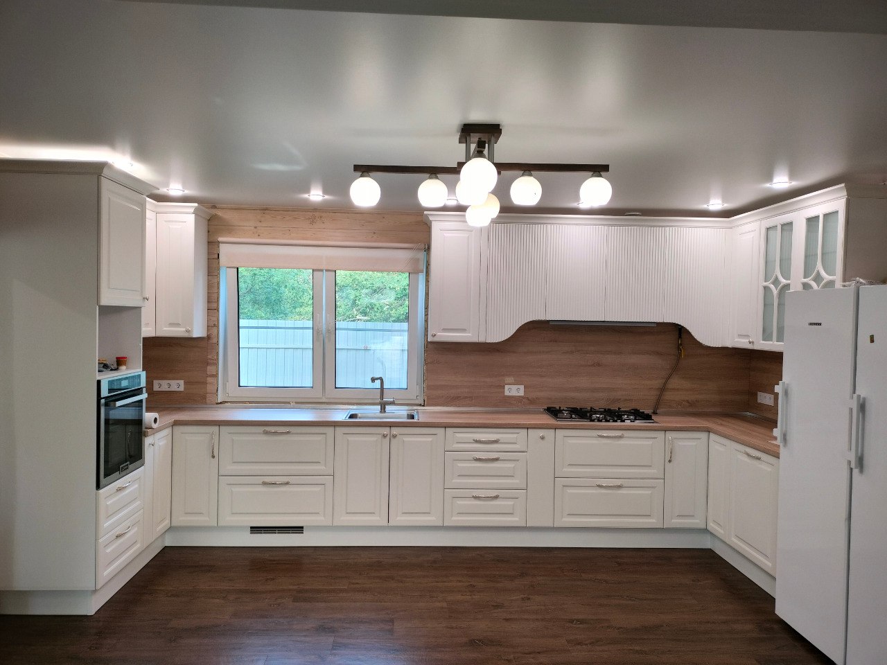 Кухня в стиле неоклассика с элементами модерна Кухня в стиле неоклассика с элементами модерна