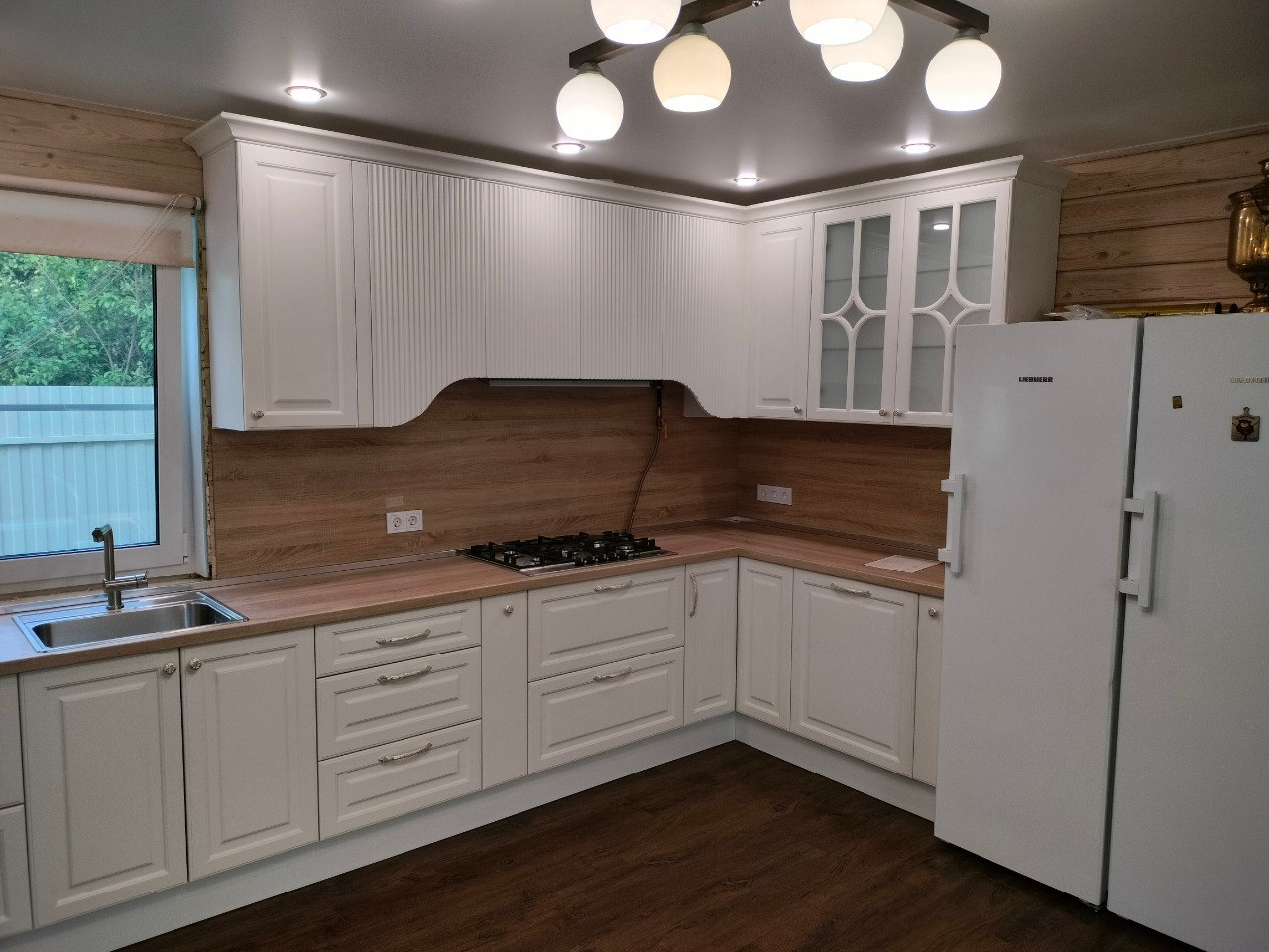 Кухня в стиле неоклассика с элементами модерна Кухня в стиле неоклассика с элементами модерна