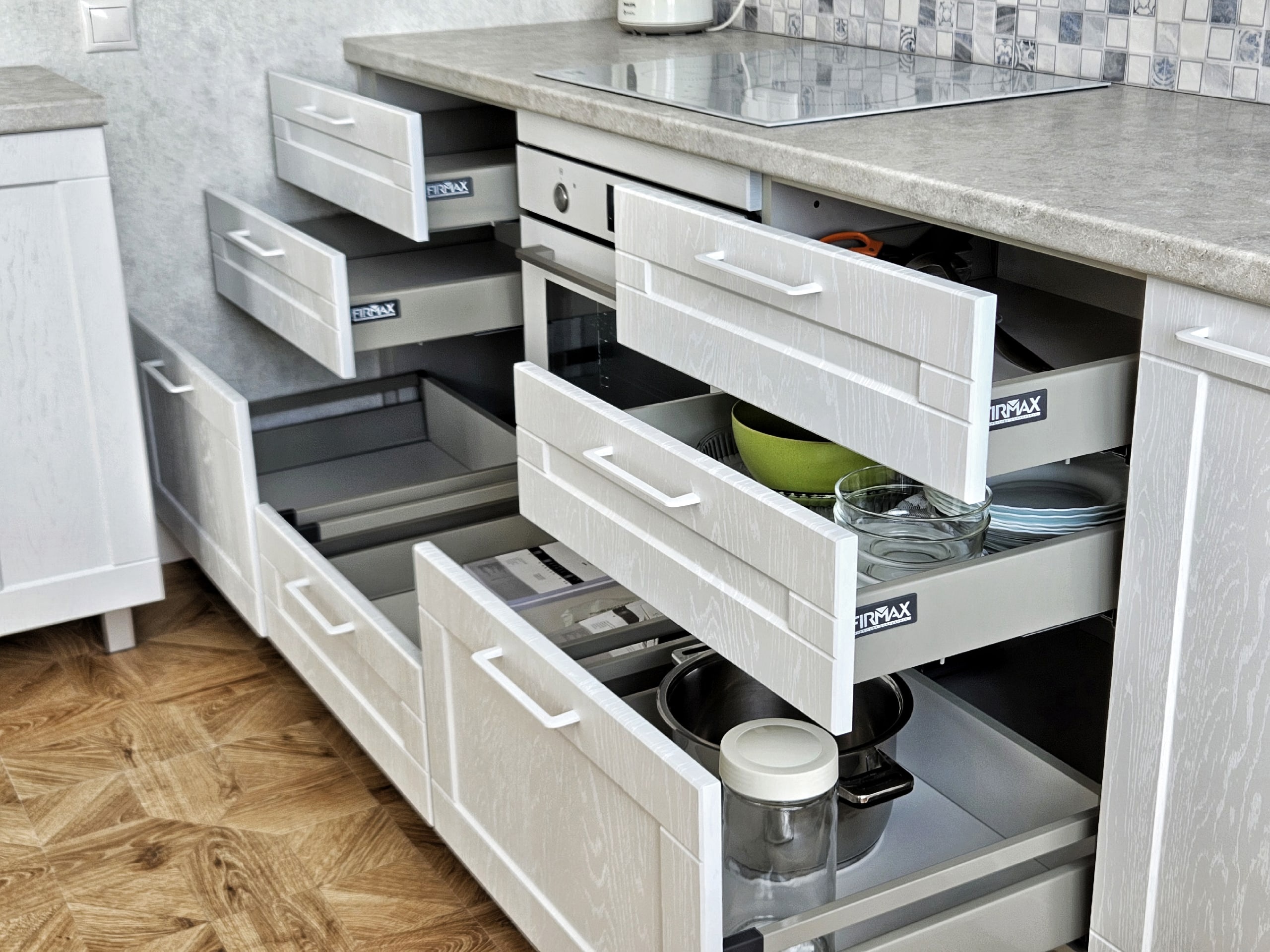 Светлая кухня в стиле модерн