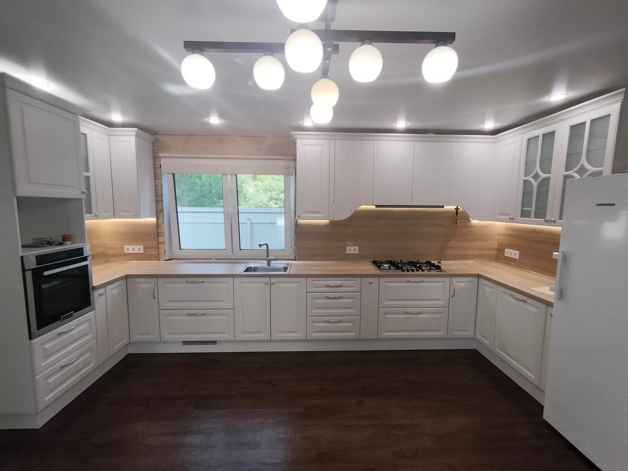 Кухня в стиле неоклассика с элементами модерна Кухня в стиле неоклассика с элементами модерна