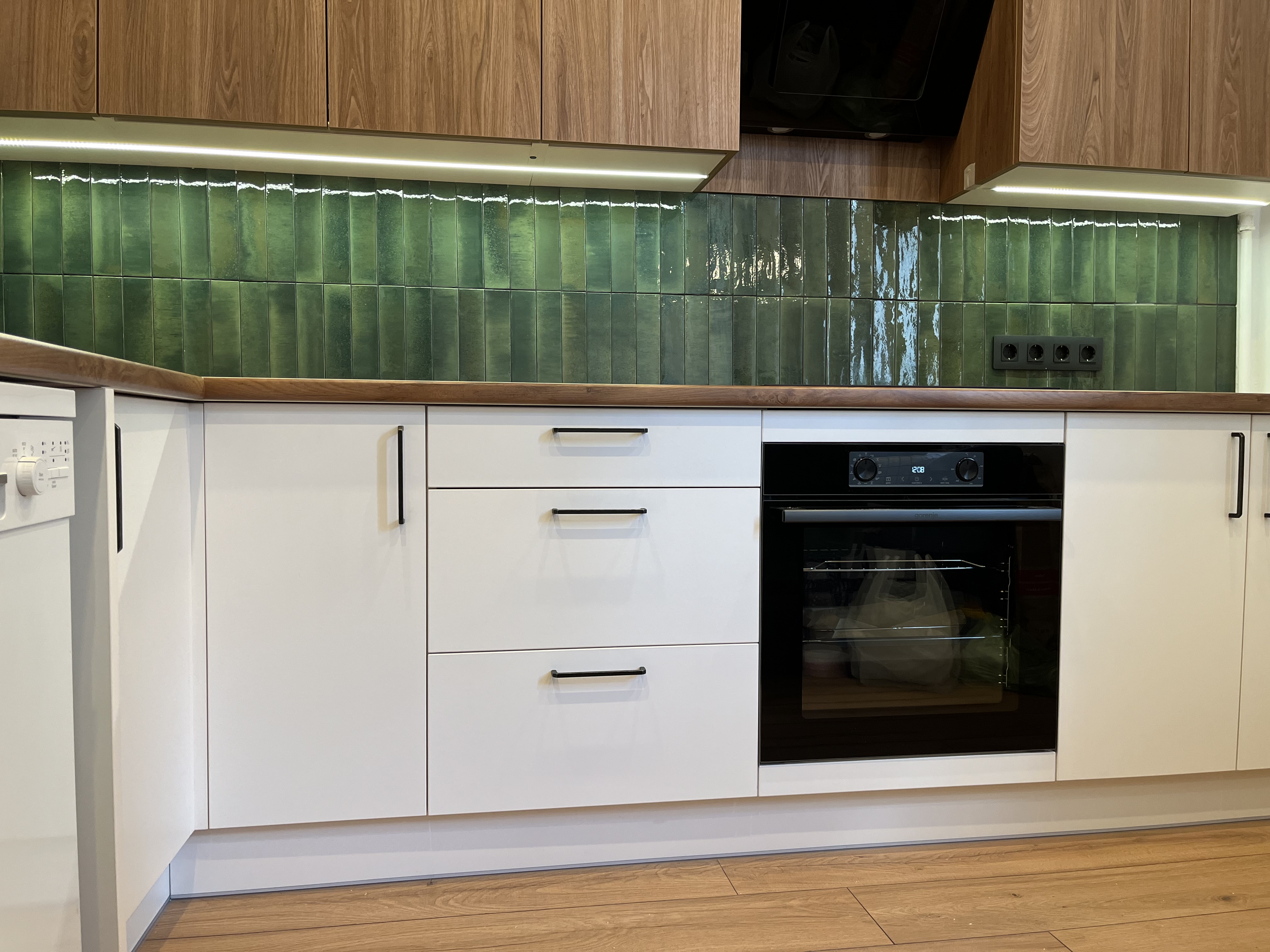 Кухня в стиле модерн с акцентом на натуральные материалы