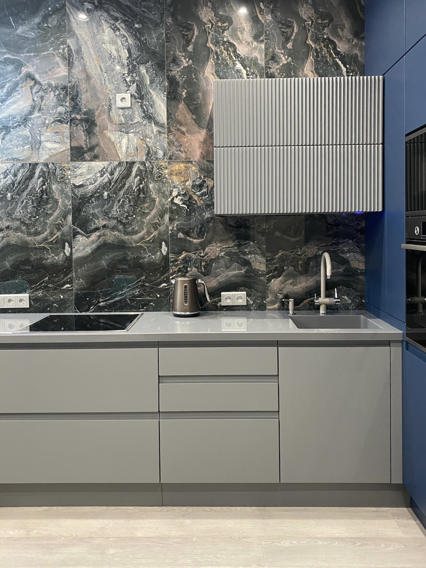 Синяя кухня в стиле модерн