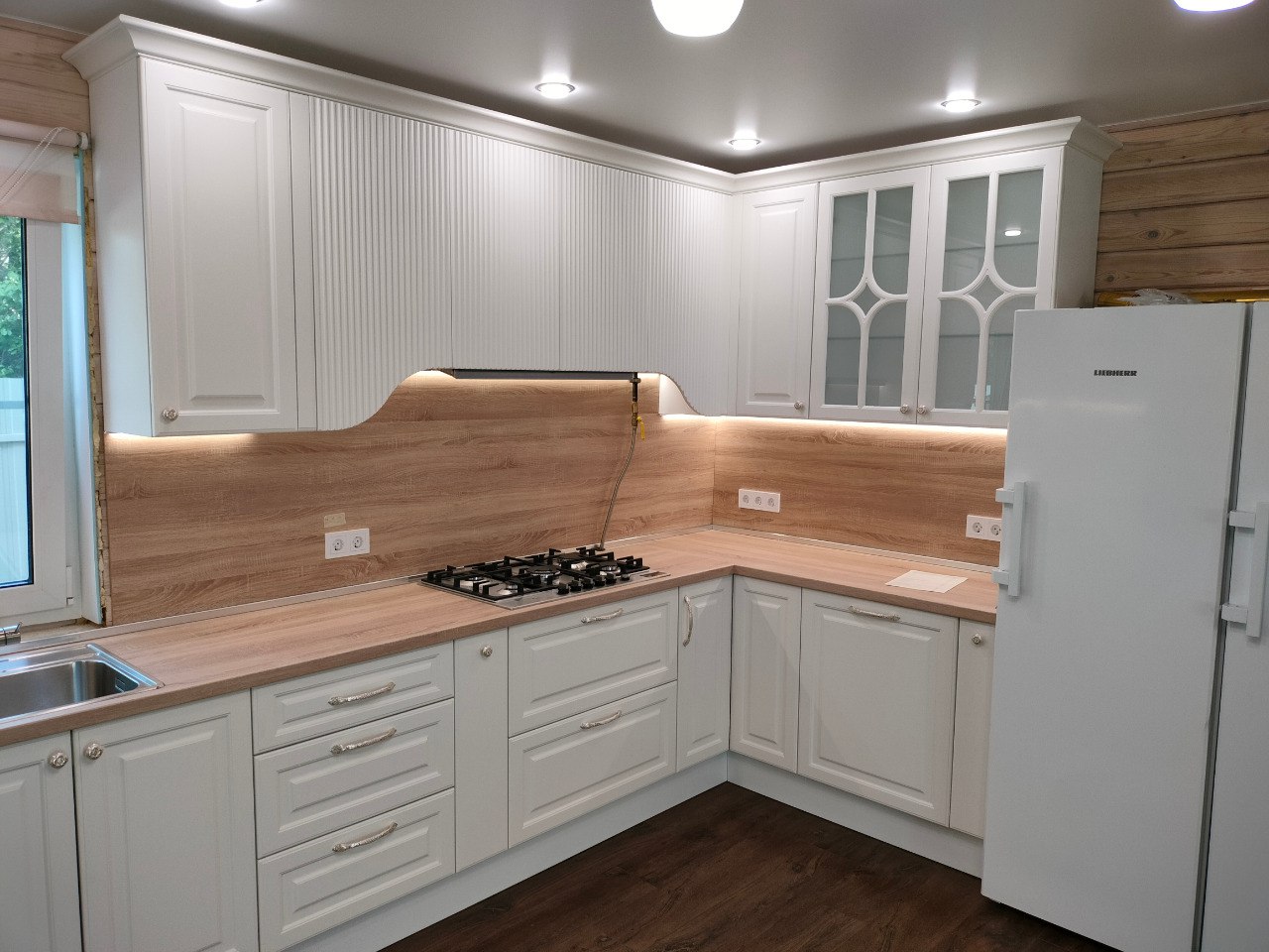 Кухня в стиле неоклассика с элементами модерна Кухня в стиле неоклассика с элементами модерна