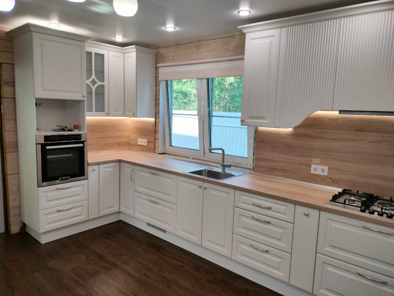 Кухня в стиле неоклассика с элементами модерна Кухня в стиле неоклассика с элементами модерна